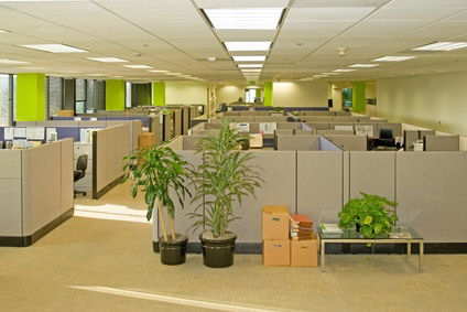Sicht in ein Büro mit mehreren Parzellen für Mitarbeiter.